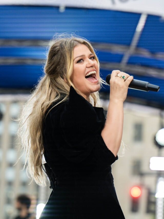 Kelly Clarkson Surprises Street Artist Who Didn’t Recognize Her